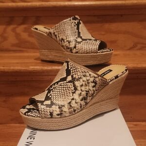 NIB Nine West "Denna3" Light Natural Texture Snake Print Slip On Wedge 9M